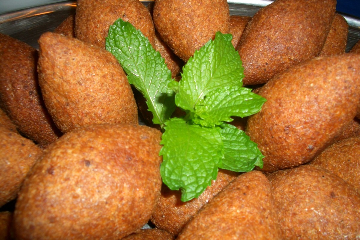 Fried Kibbeh (stuffed bulgur croquettes)